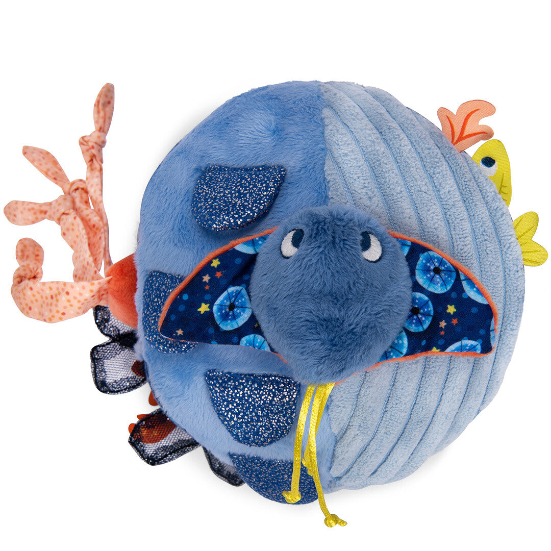 Moulin Roty activiteitenbal met een blauw visje aan de voorkant.