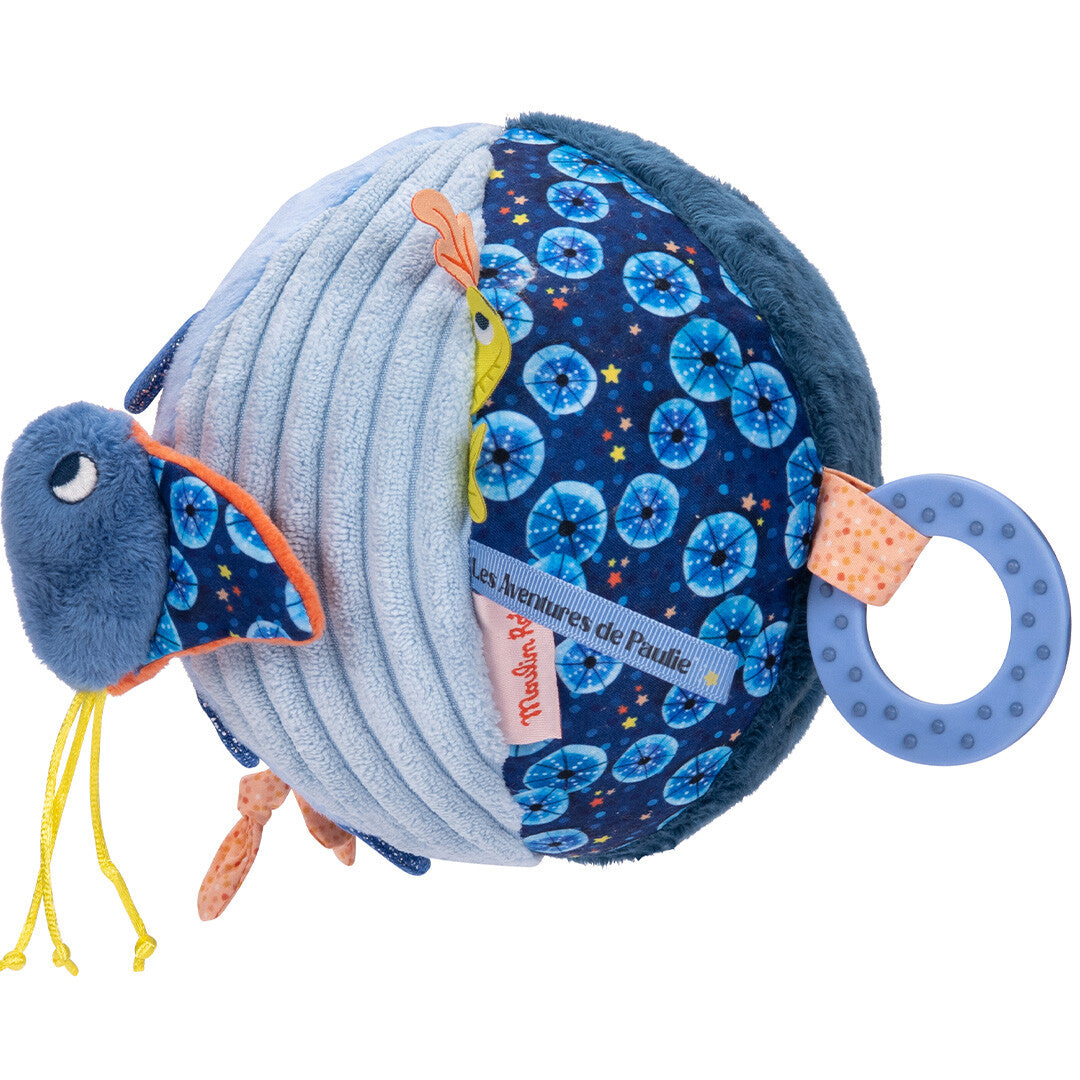 Moulin Roty activiteitenbal met een blauwe ring en een label met 'Les Aventures de Paulie'.