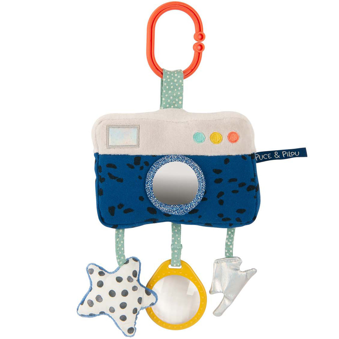 Moulin Roty activiteitenhanger in de vorm van een blauw-witte camera met spiegel en hangende rammelaars.