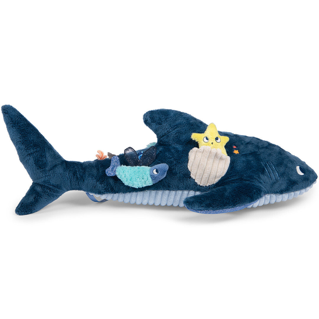 Moulin Roty activiteitsspeelgoed in de vorm van een blauwe pluchen haai met een visje en een zeester.