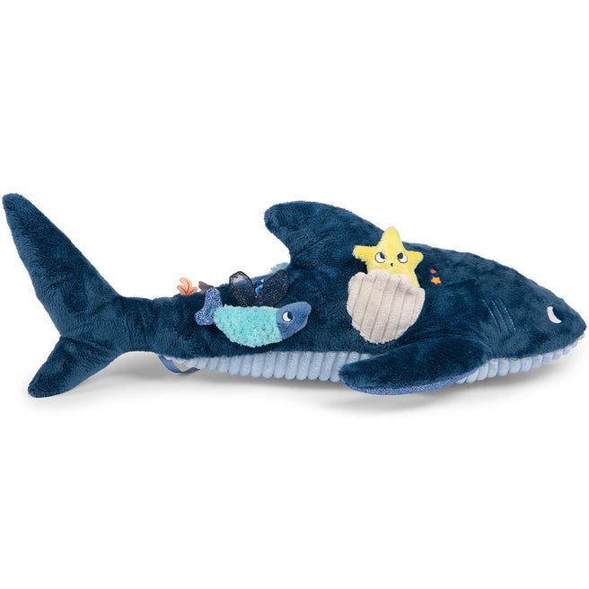 Moulin Roty activiteitsspeelgoed in de vorm van een blauwe pluchen haai met een visje en een zeester.