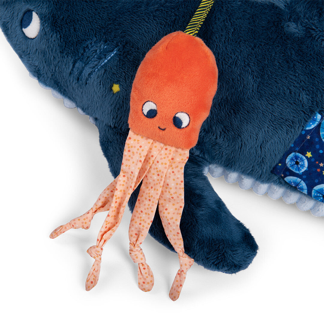 Detail van de oranje octopus met stippen en grote ogen op de blauwe haai activiteitsspeelgoed.