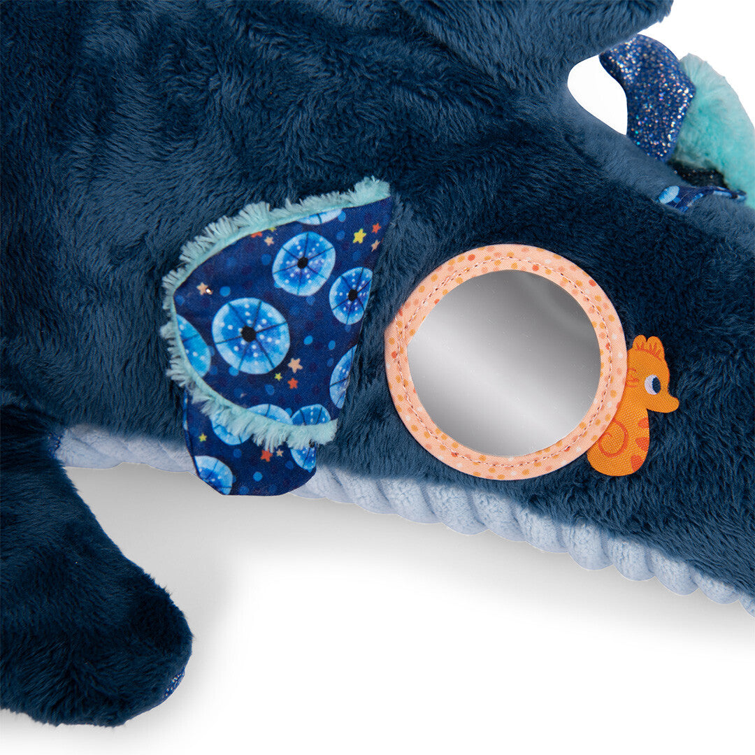 Detail van een rond spiegeltje en een oranje zeepaardje op de blauwe haai activiteitsspeelgoed.
