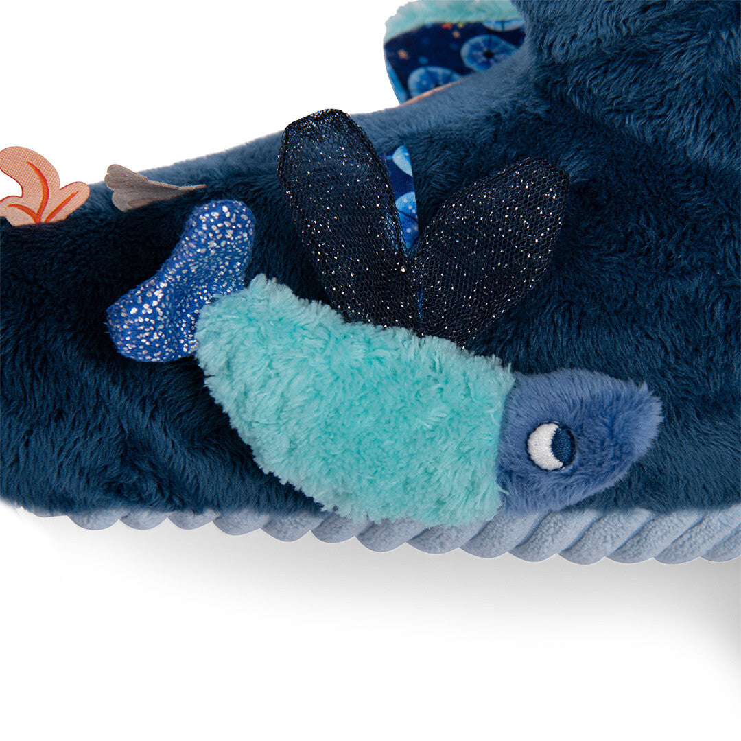 Detail van een lichtblauwe pluchen vis met glittervinnen op de blauwe haai activiteitsspeelgoed.