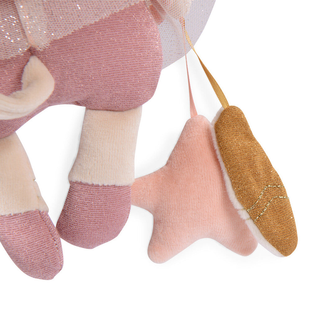 Detail van de voeten van de muis ballerina activiteitenknuffel met roze balletachtige schoentjes en bungelende ster.