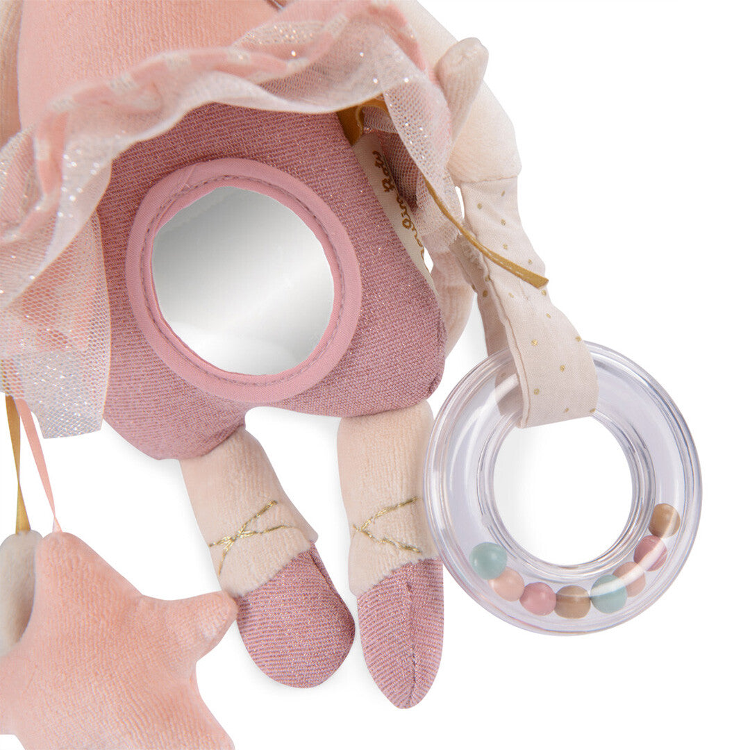 Detail van de spiegel op de buik van de muis ballerina activiteitenknuffel, met de voeten en de rammelaar.