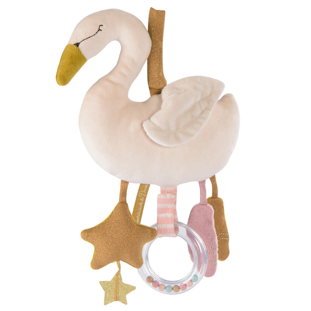 Schuine weergave van de beige zwaan activiteitenknuffel met rammelaar en gouden sterren.