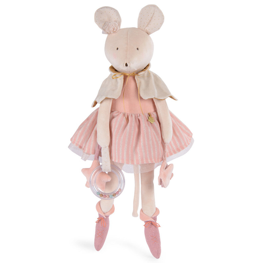 Moulin Roty activiteitenknuffel muis in roze jurk en cape, staand met een rammelaar in de hand.