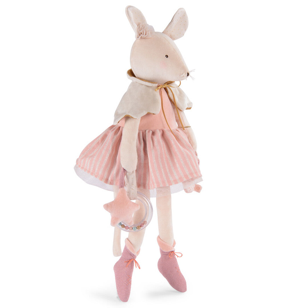 Moulin Roty activiteitenknuffel muis in roze jurk en cape, schuin staand met een rammelaar.