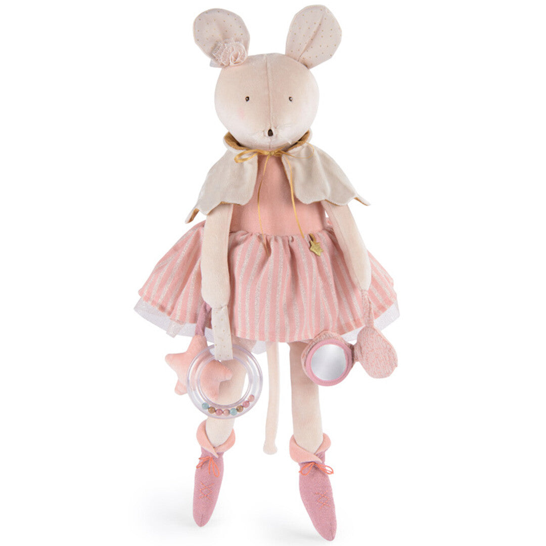 Moulin Roty activiteitenknuffel muis in roze jurk en cape, staand met een rammelaar en spiegeltje.