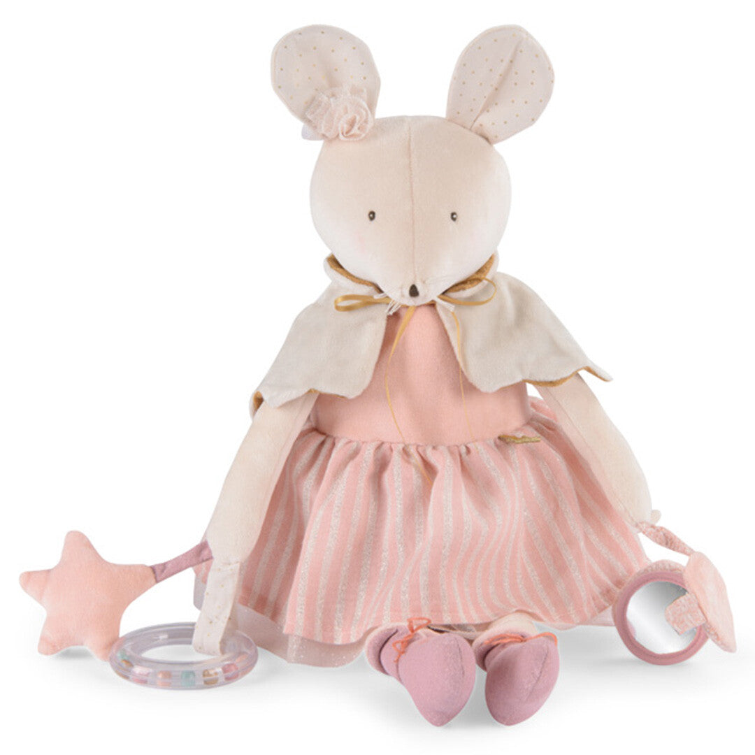 Moulin Roty activiteitenknuffel muis in roze jurk en cape, zittend met een rammelaar en spiegeltje.