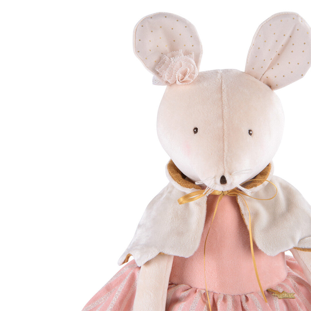 Detail van het hoofd en bovenlichaam van de Moulin Roty activiteitenknuffel muis in roze jurk en cape.