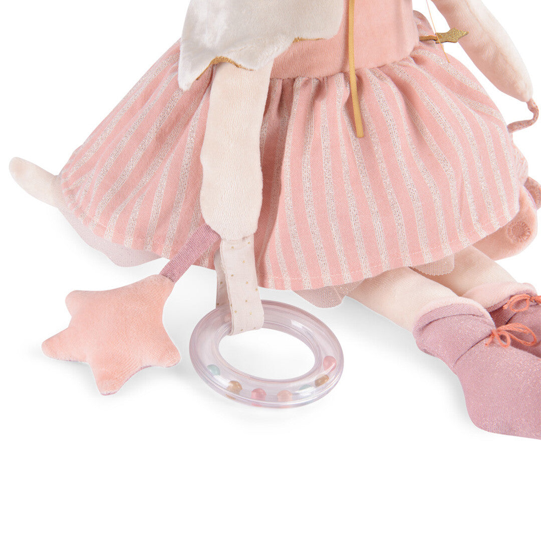 Detail van de onderkant van de Moulin Roty activiteitenknuffel muis met roze jurk en rammelaar.