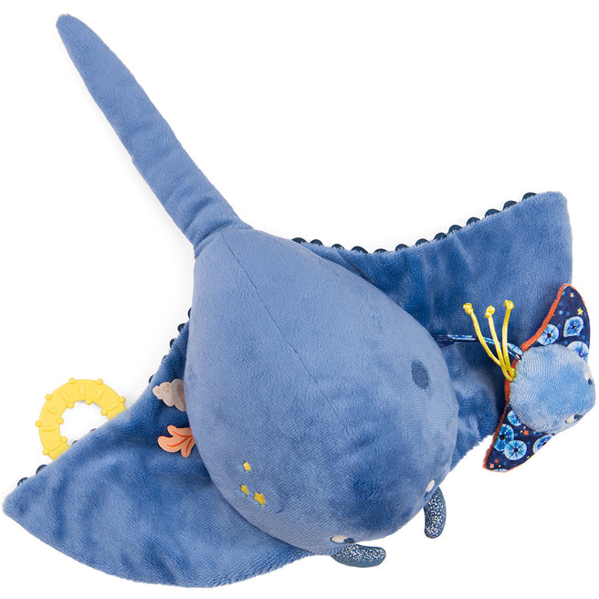 Moulin Roty blauwe activiteitenknuffel in de vorm van een rog met een bijtring en kleine details.
