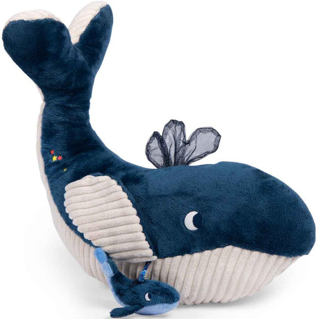 Moulin Roty babyspeelgoed: een donkerblauwe en beige activiteitenknuffel in de vorm van een walvis met een kleine babywalvis.