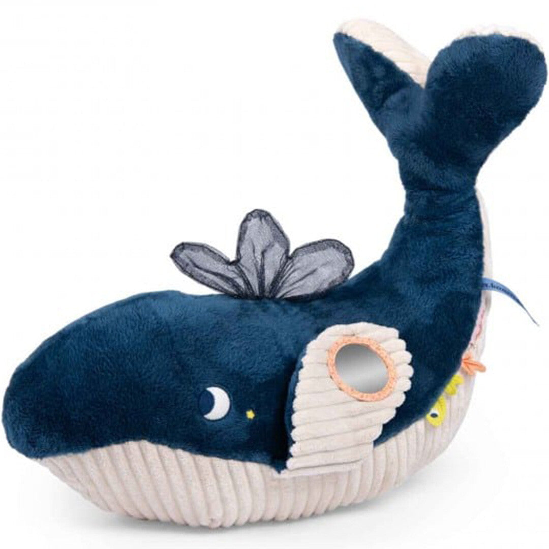 Moulin Roty babyspeelgoed: een donkerblauwe en beige activiteitenknuffel walvis met een spiegel op de vin.