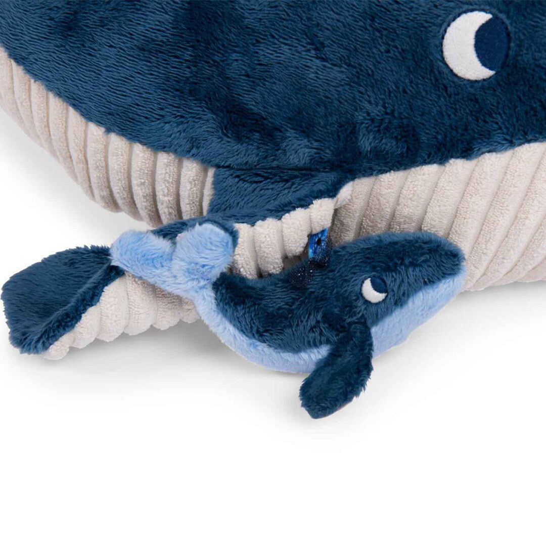 Detail van de Moulin Roty activiteitenknuffel walvis, met de kleine babywalvis aan de buik van de grote walvis.