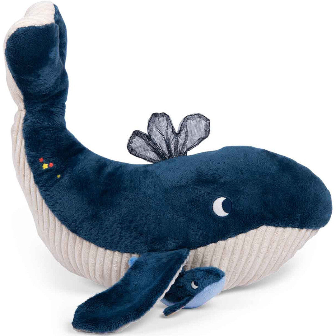 Moulin Roty babyspeelgoed: een donkerblauwe en beige activiteitenknuffel walvis met een babywalvis aan de buik.