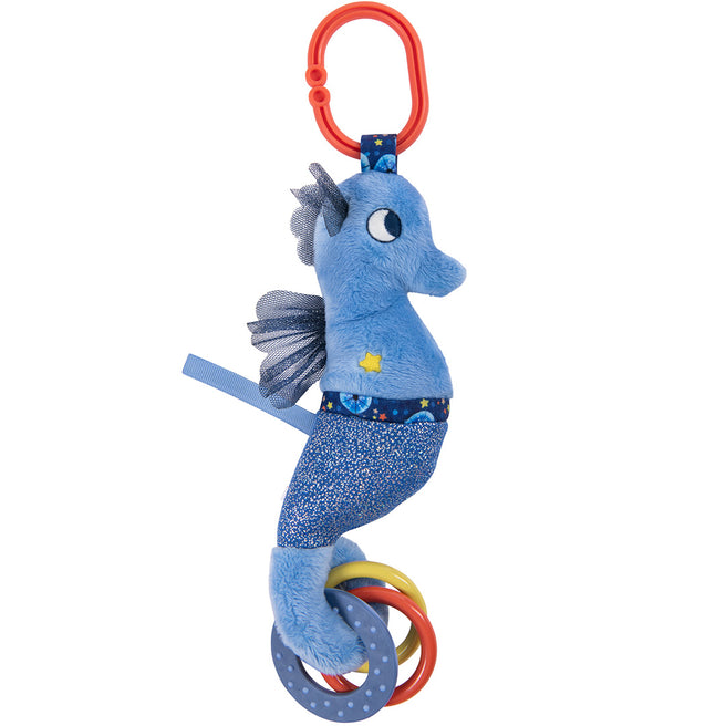 Moulin Roty blauw pluche zeepaardje activiteitenknuffel met oranje clip en rammelringen, schuin gefotografeerd.