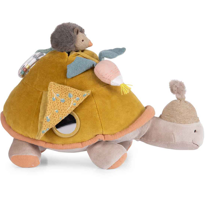 Moulin Roty activiteitsspeelgoed zeeschildpad met egel, radijs, spiegel en rammelaar op de rug.