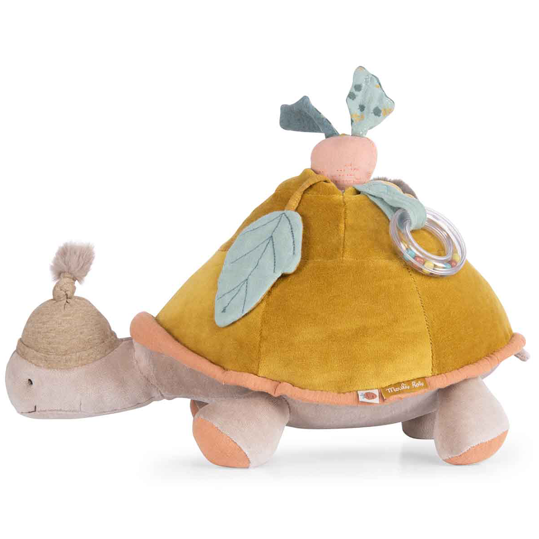 Moulin Roty activiteitsspeelgoed zeeschildpad met diverse speeltjes op de rug, van de zijkant gezien.