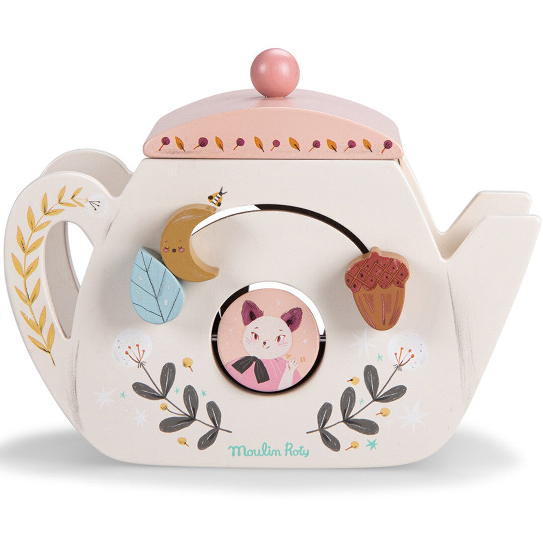De voorkant van de Moulin Roty houten activiteitenkubus theepot met een draaischijf met een vosje, een maan en een eikel.