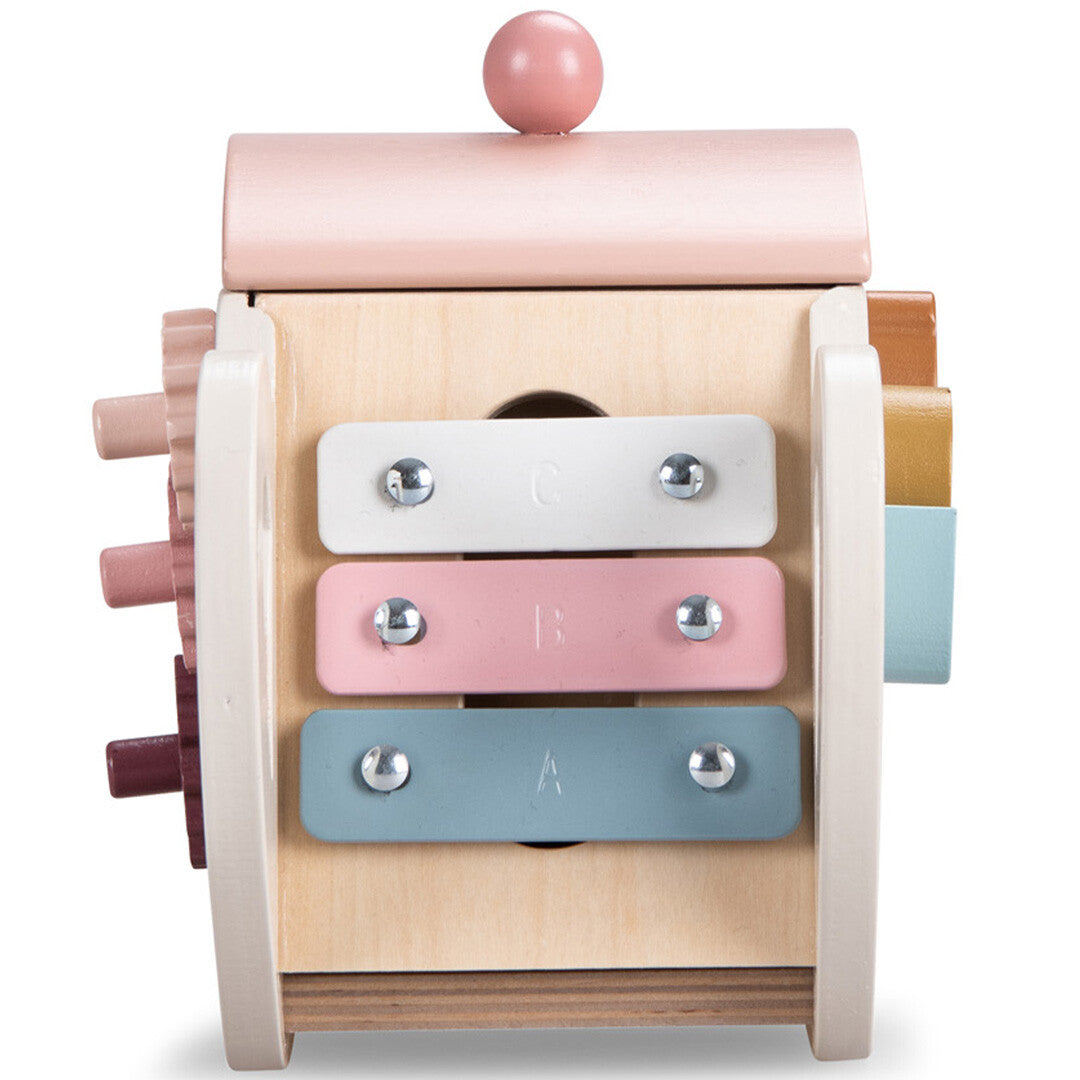 De zijkant van de Moulin Roty houten activiteitenkubus theepot met een xylofoon met drie gekleurde toetsen.