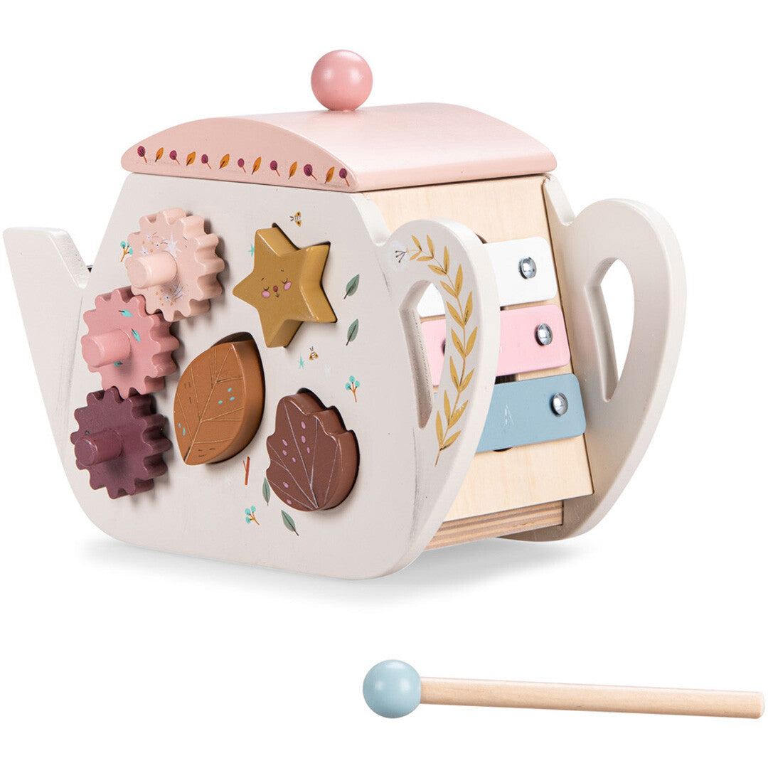 Moulin Roty houten activiteitenkubus theepot schuin van voren, met tandwielen, vormpjes en een xylofoon.