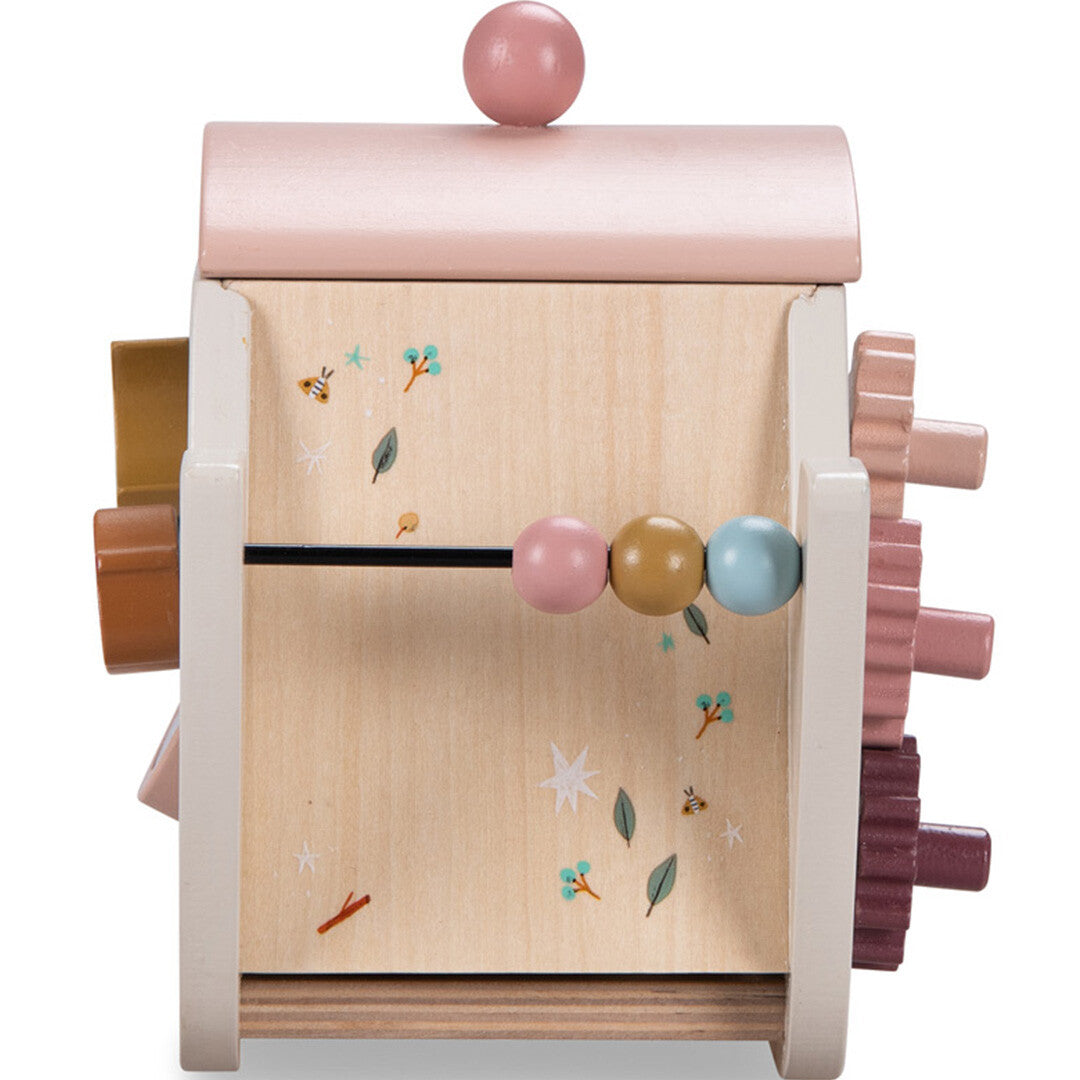 De zijkant van de Moulin Roty houten activiteitenkubus theepot met een kralenbaan met drie gekleurde kralen.