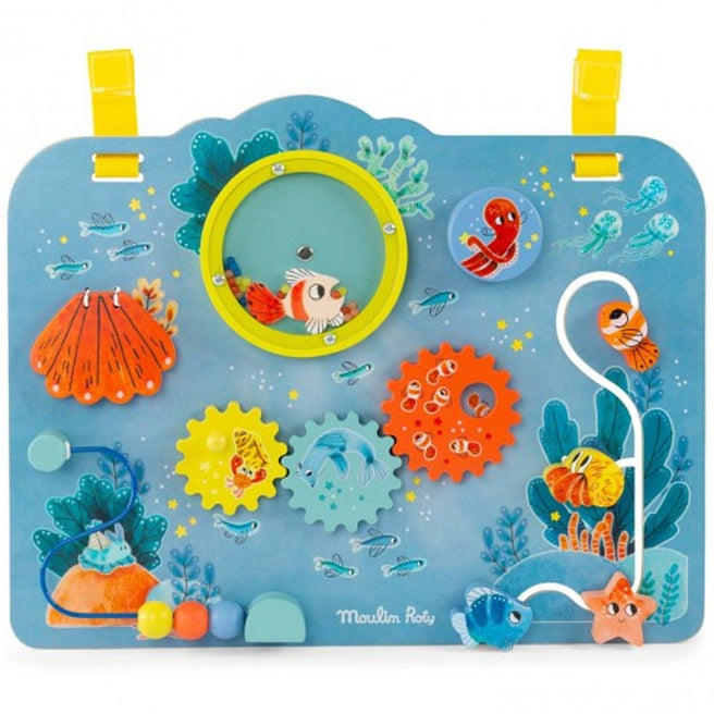 Moulin Roty activiteitenpaneel voor baby's met onderwaterwereld thema, inclusief tandwielen, een kralenbaan en een spiegel.