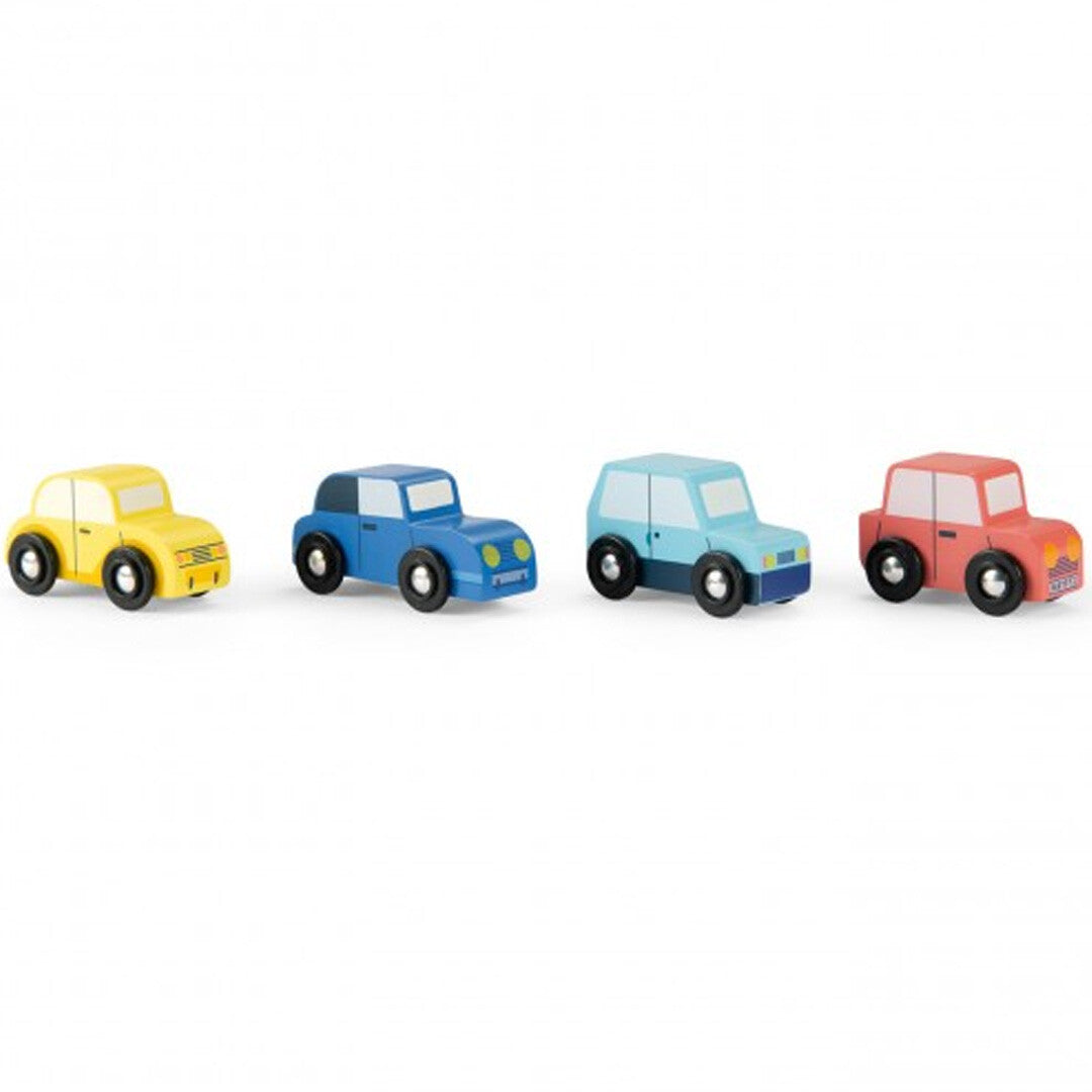 Vier Moulin Roty houten speelgoedauto's in geel, blauw, lichtblauw en rood.