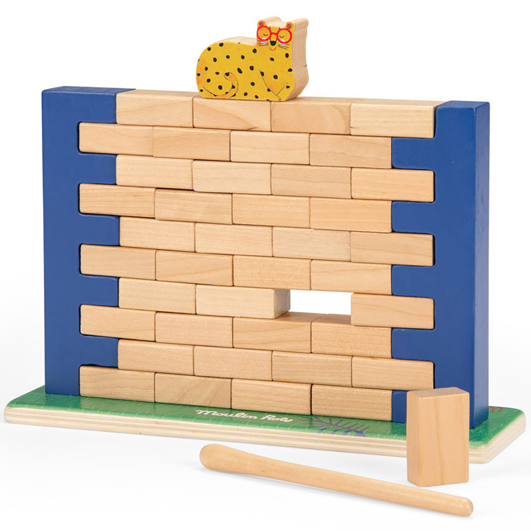 Moulin Roty balansspel met een wiebelende wand van houten bakstenen, een gele kat bovenop en een hamer ernaast.
