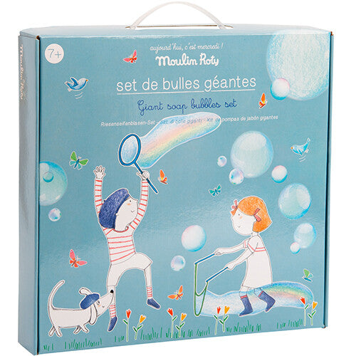 De verpakking van de Moulin Roty set voor reuzenbellenblaas, met een illustratie van kinderen die bellen blazen.