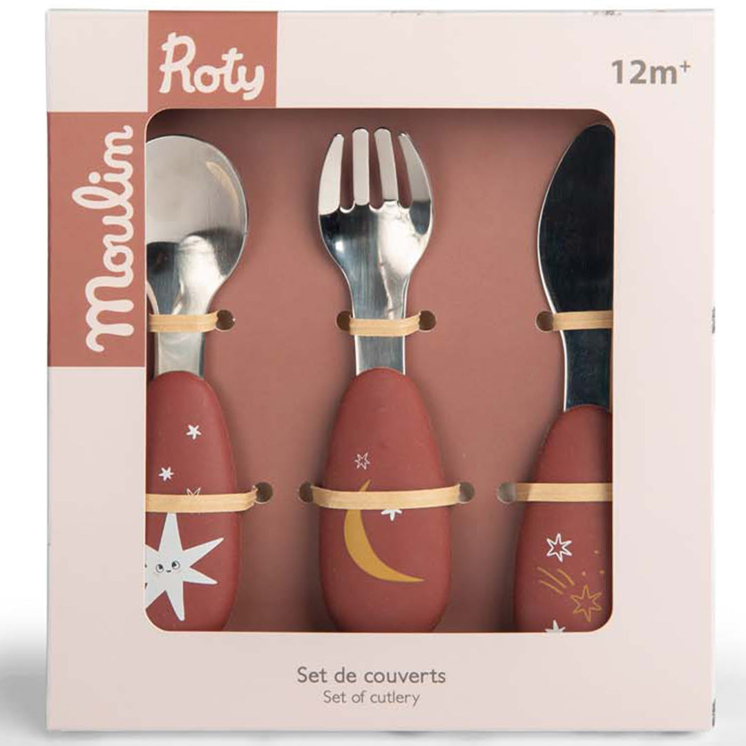 Verpakking van de Moulin Roty bestekset met sterren- en maanpatronen, geschikt vanaf 12 maanden.