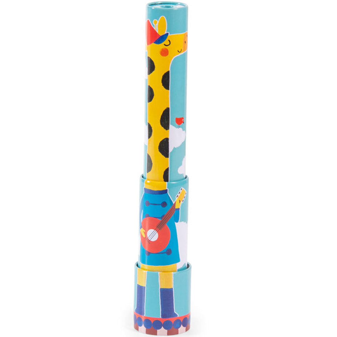 Moulin Roty caleidoscoop met giraffe en figuren, staand afgebeeld.