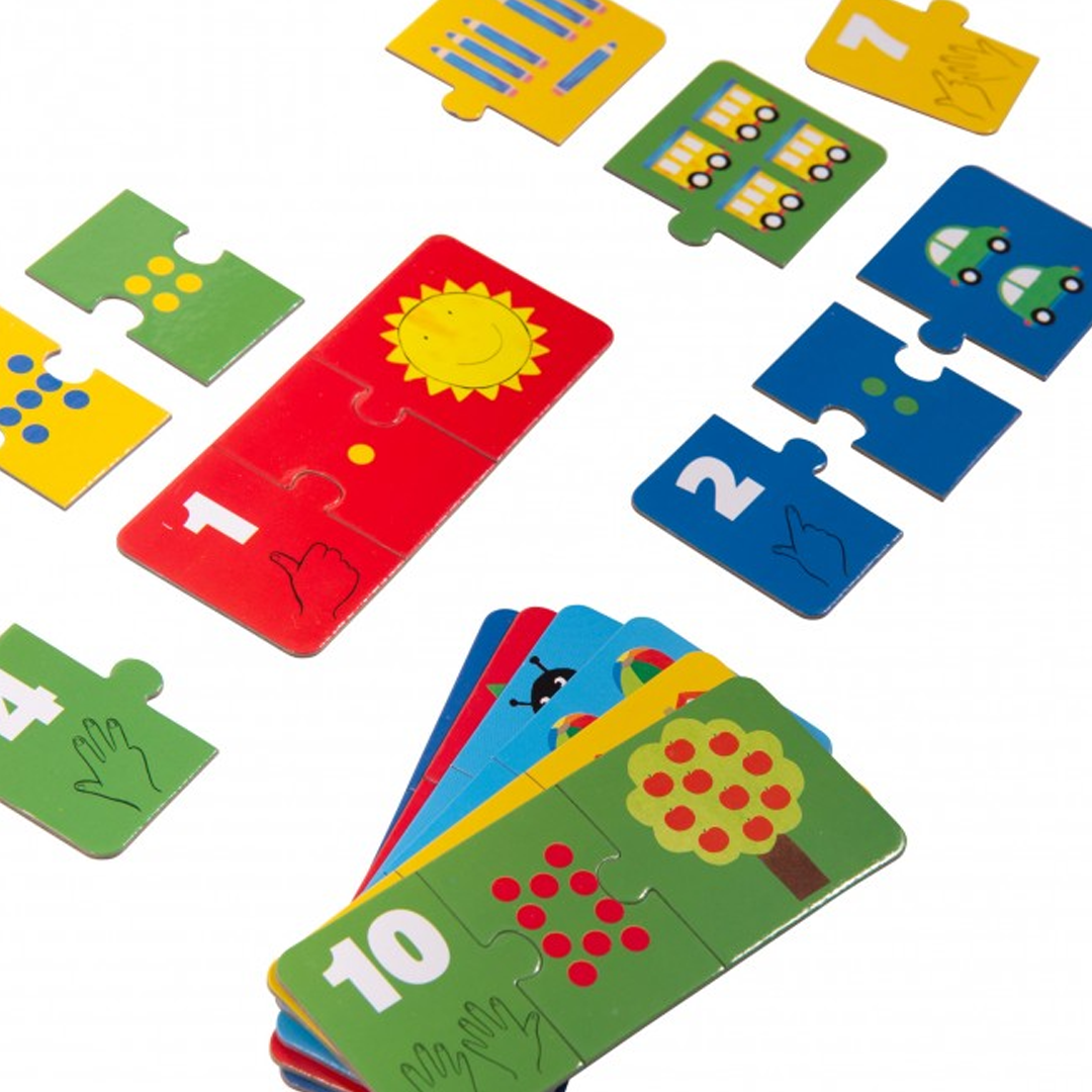 Meerdere losse en verbonden stukken van de cijferpuzzel, waaronder nummer 1 met een zon en nummer 10 met een boom.