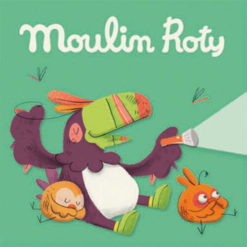 Moulin Roty illustratie van een paars vogelachtig figuur met zaklamp en twee oranje dieren op een groene achtergrond.