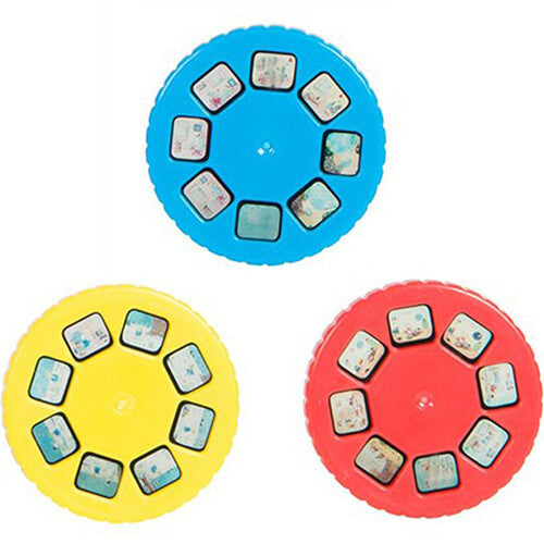 Drie Moulin Roty plastic projector discs in blauw, geel en rood, elk met acht bedtijdverhaalplaatjes.