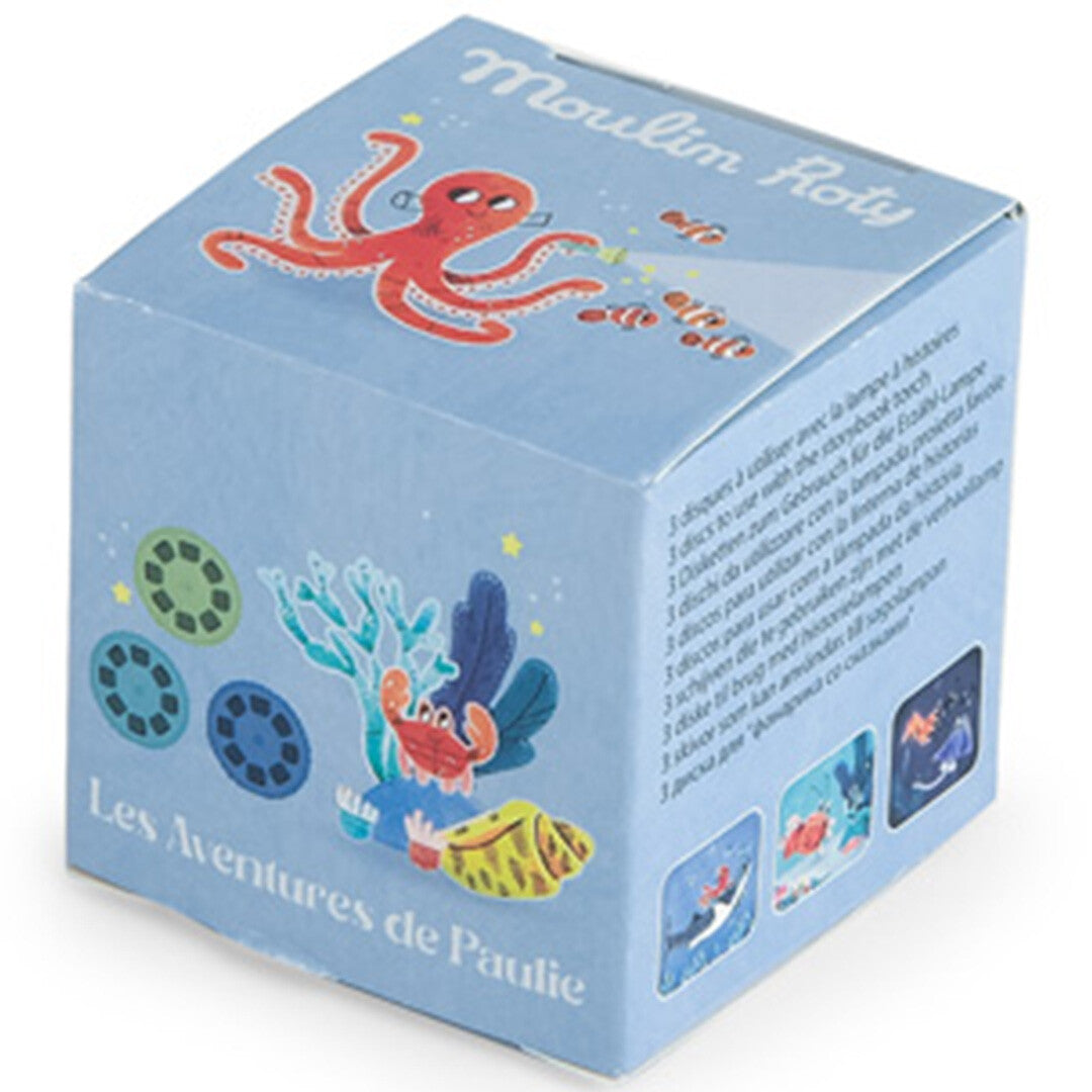 Schuine weergave van de lichtblauwe Moulin Roty verpakking voor projector discs met een octopus en koraal.
