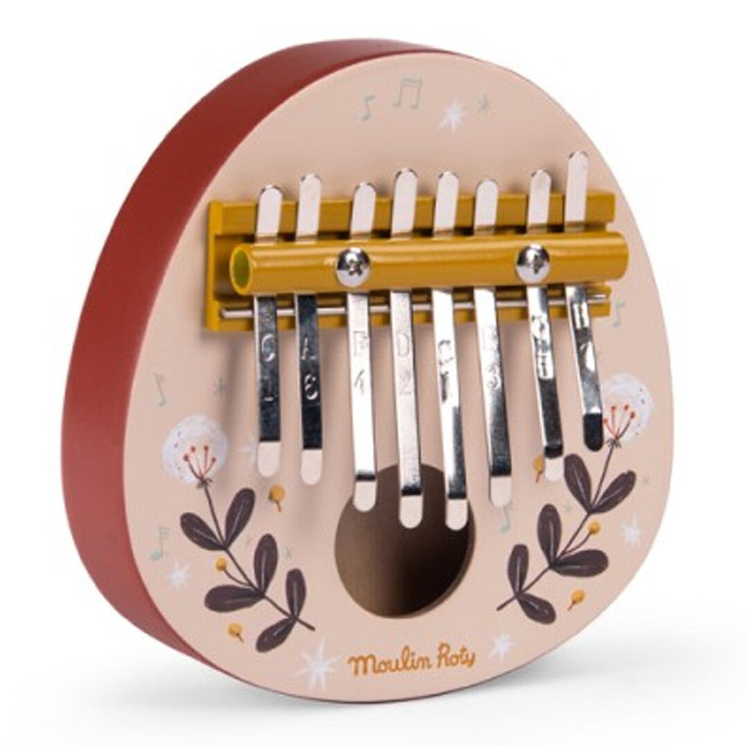 Moulin Roty houten duimpiano met beige bladmotief en aluminium toetsen.