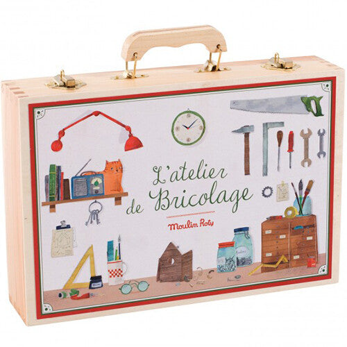 Moulin Roty houten gereedschapskoffer gesloten met een geïllustreerde deksel met werkplaatsafbeeldingen.