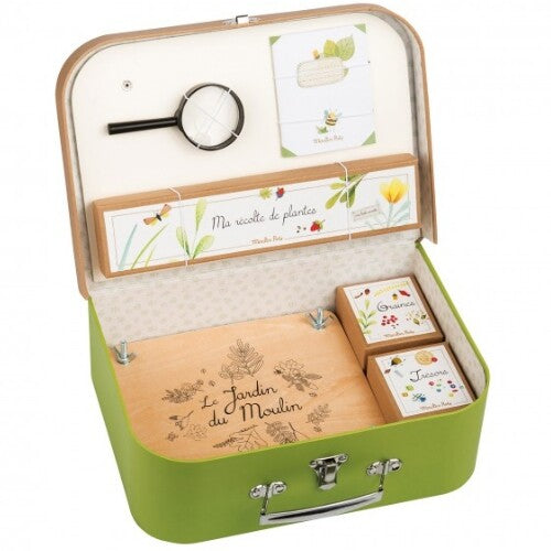 Moulin Roty herbarium koffer, open met loep, plantenpers en geïllustreerde kaarten.