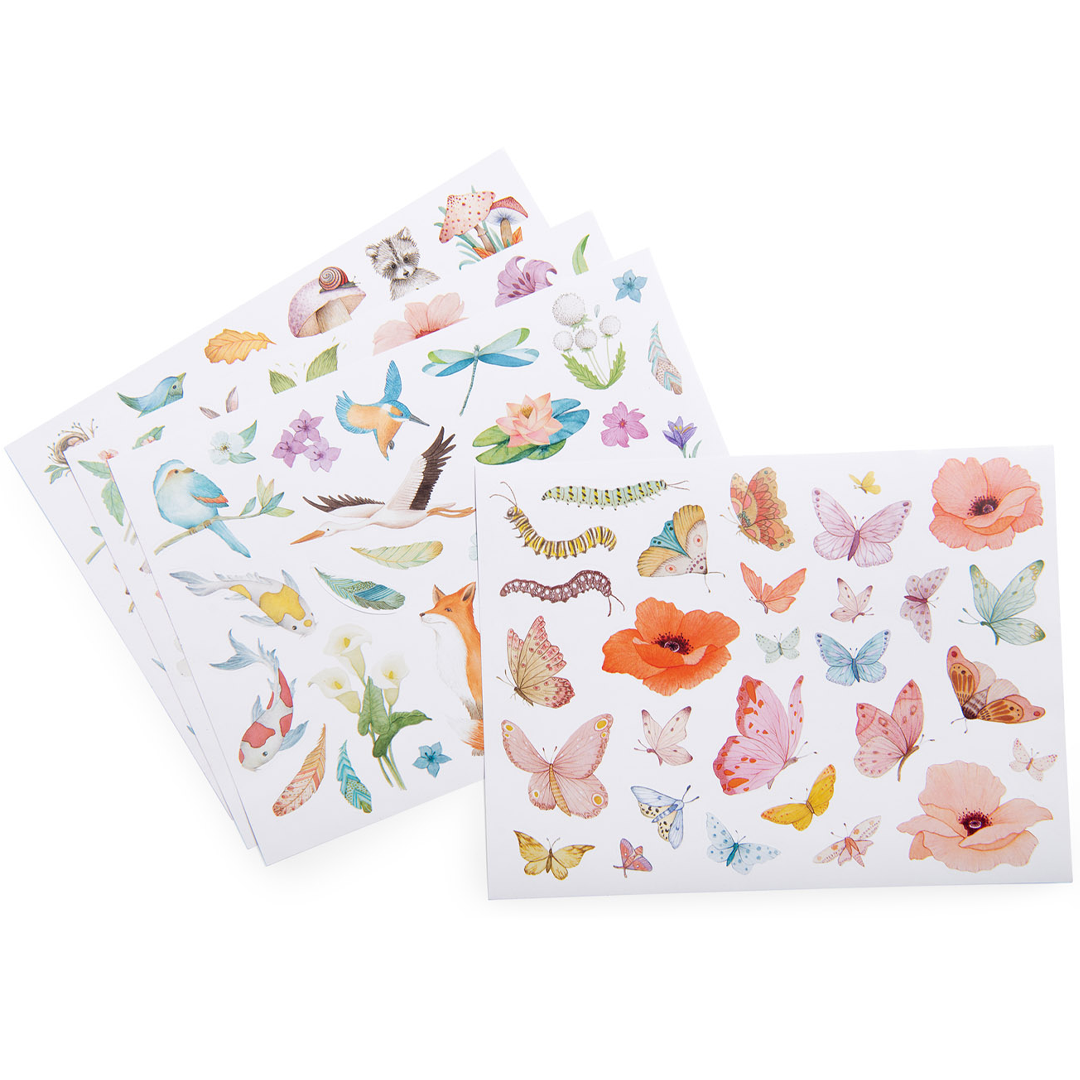 Meerdere vellen met herbruikbare stickers van vlinders, bloemen en diverse dieren.