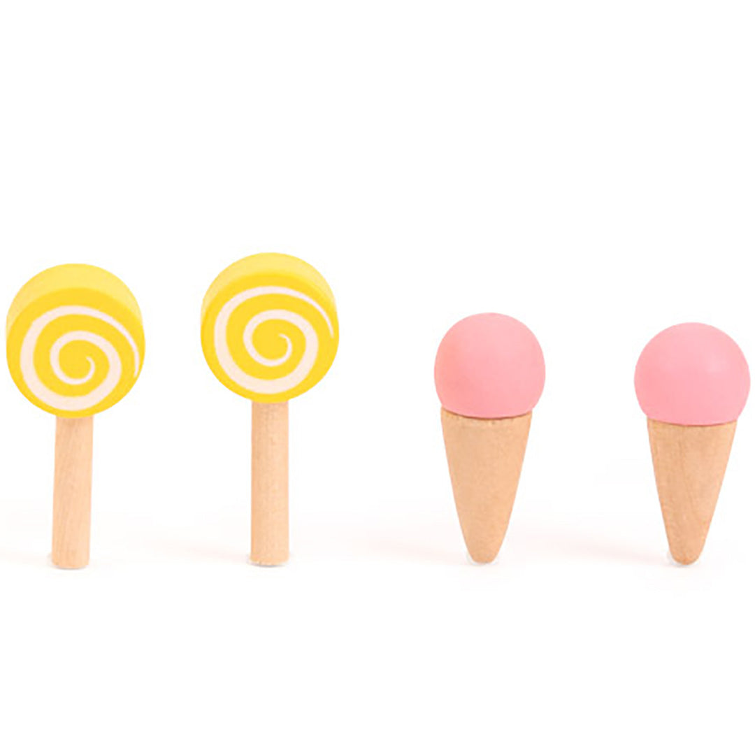 Twee houten gele lolly's en twee roze ijshoorntjes als speelgoedaccessoires.