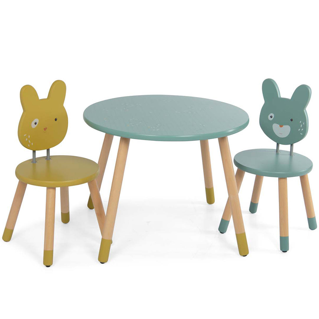 Moulin Roty groene houten kindertafel met twee bijpassende kinderstoelen met konijnengezichten.