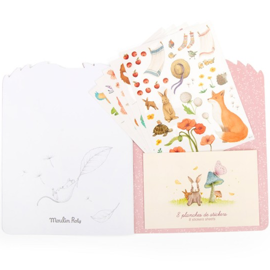 Het open kleurboek met een vakje aan de rechterkant waar meerdere vellen met dieren- en natuurstickers in zitten.