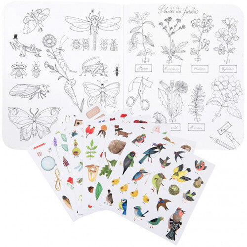 Open kleurboek met lijntekeningen van insecten en planten, en losse vellen met kleurrijke stickers.