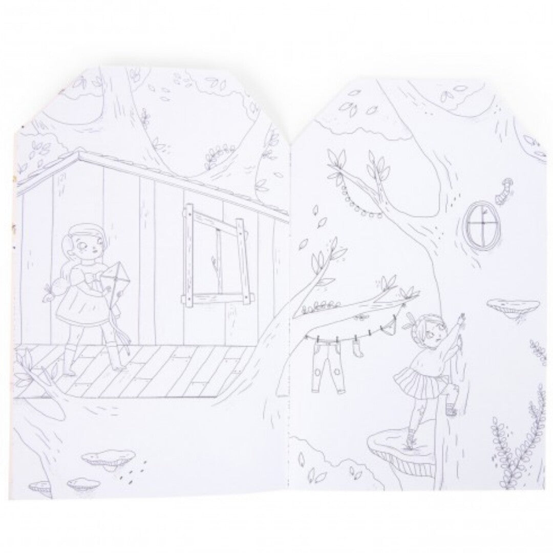 Een open pagina van het kleurboek met een lijntekening van een buitenlandschap met een boomhut en een meisje in een boom.