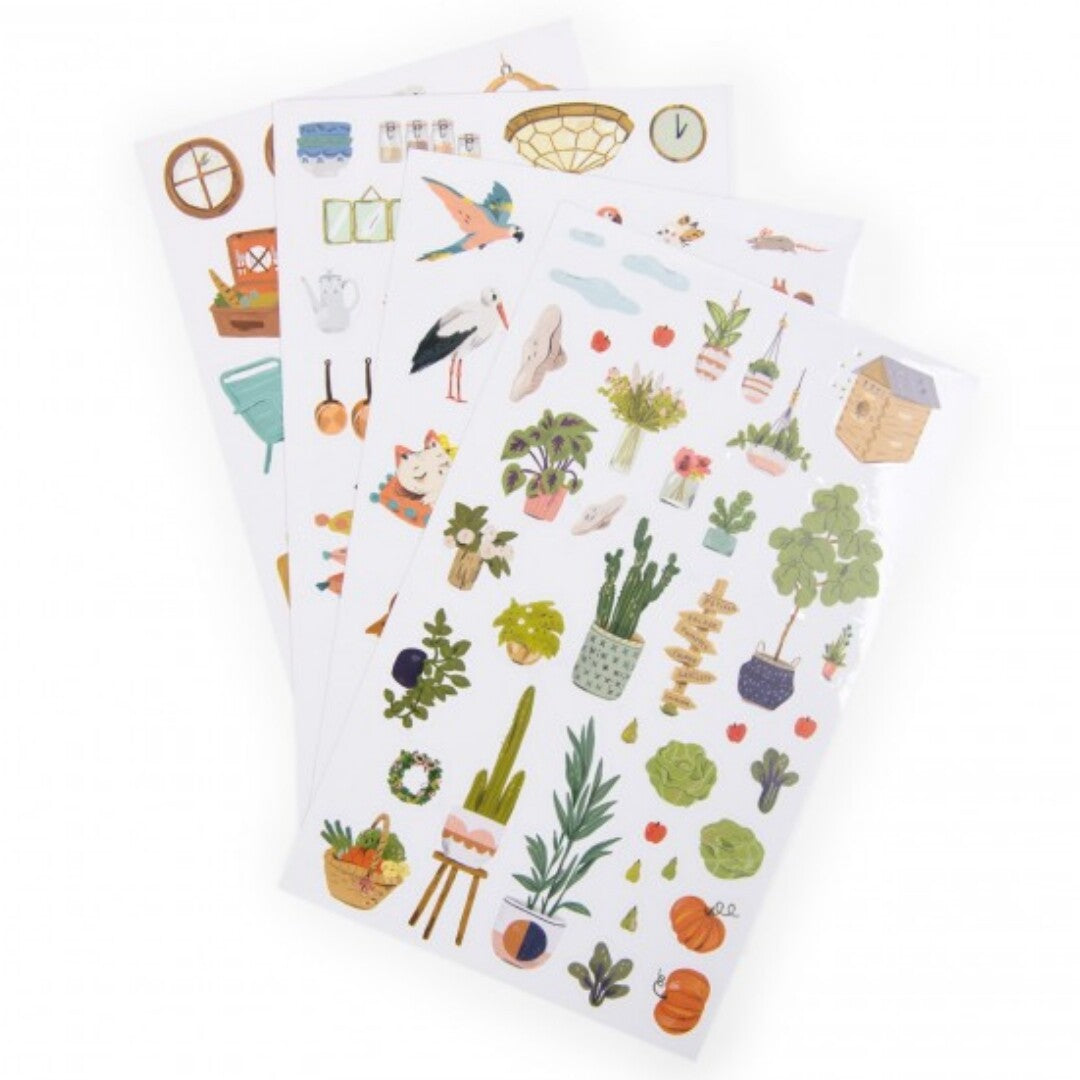 Drie vellen met diverse stickers van planten, dieren en huishoudelijke voorwerpen.