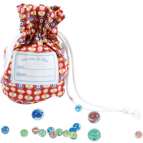 Moulin Roty knikkerset met een rood gebloemd katoenen zakje en diverse gekleurde knikkers.